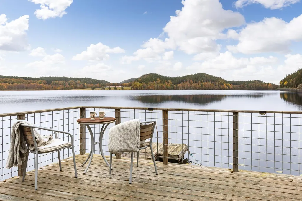 Terrasse - Lakefront Plot with Three Houses in Hällingsjö