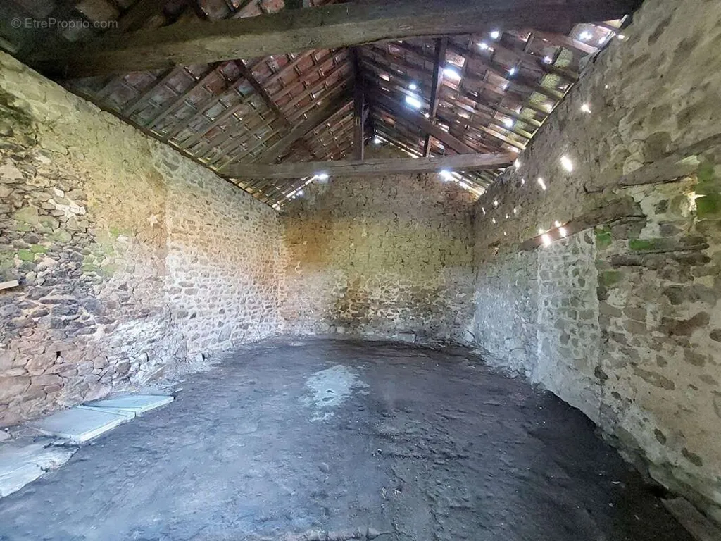 Pièces - Deux Bâtisses en Pierre à Rénover près d'Argentré du Plessis