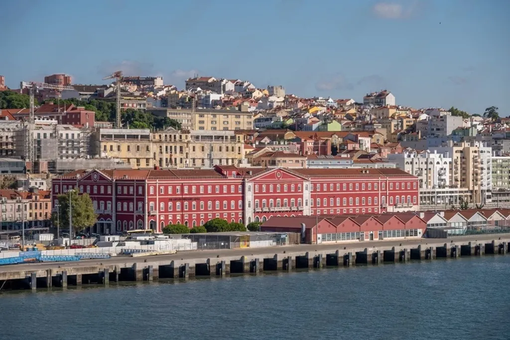 Classical Apartment with River View in São Vicente, Lisbon
