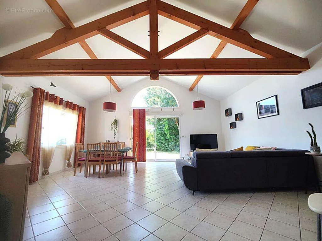 Elutuba - Luxury House with Cathedral Ceiling in La Buisse