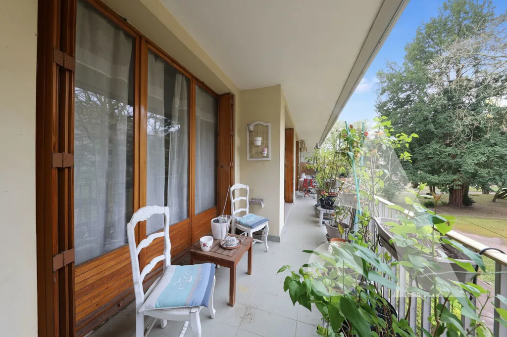 Balcony - Spacious Flat with Balcony in Evry Village