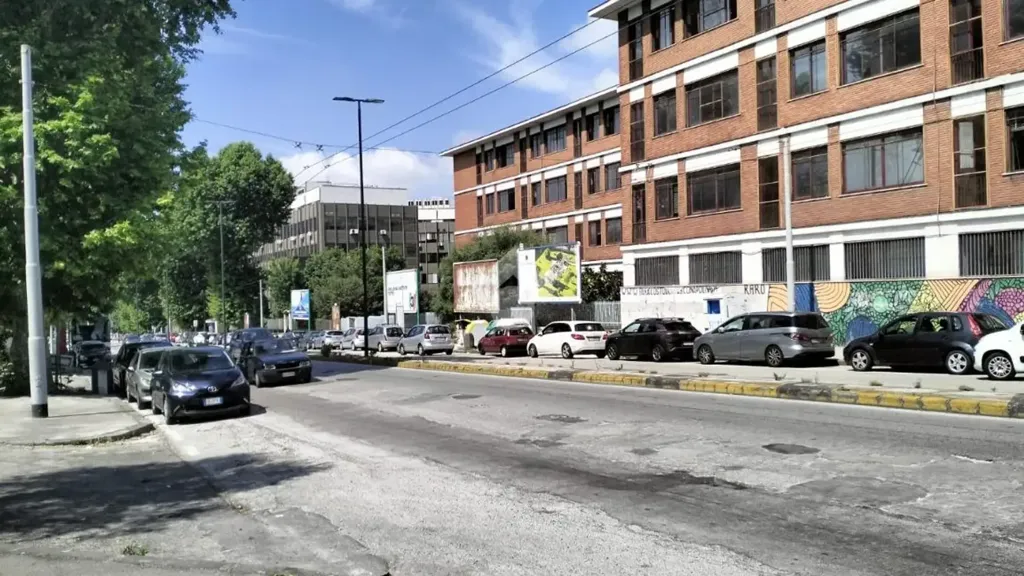 Esterno - Rear-Facing Triplex in Naples