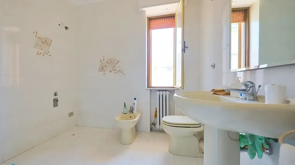 Salles de bain - Two-Bedroom Apartment with Balcony in Taranto