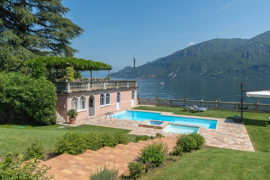 Piscine - Lakefront Villa with Modern Design in Limonta
