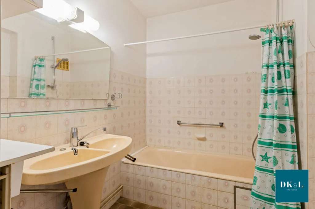 Bathrooms - Apartment with Terraces in Antwerp's Van Liere