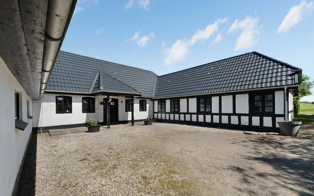 Esterno - Traditional Longhouse with Workshop in Countryside
