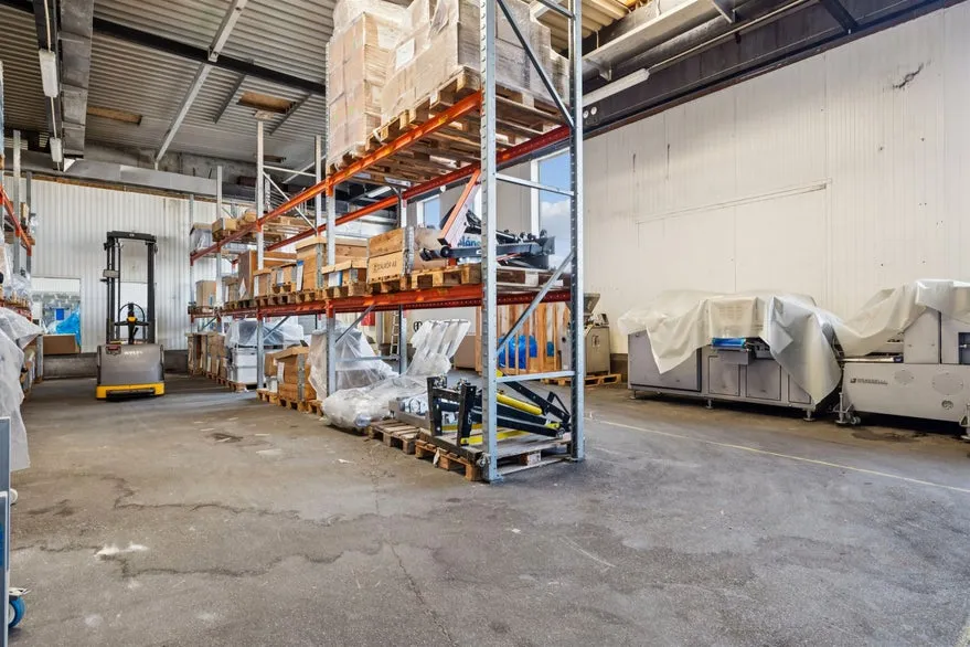 Pesuköök - Warehouse with Large Port in Aarhus