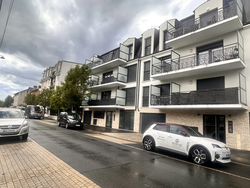 Appartement avec Jardin et Parking près de la Gare RER E