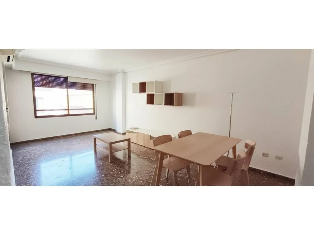 Söögituba - Ample 4-Bedroom Flat with Balcony in Castellón Centre