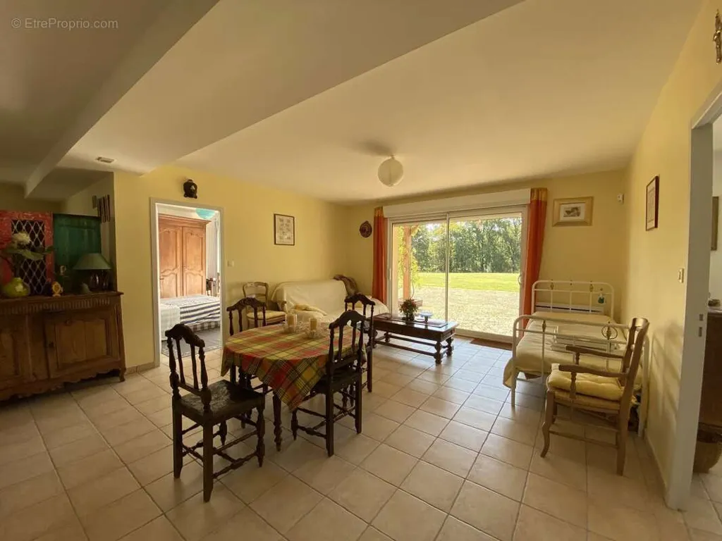 Salle à manger - Propriété Contemporaine avec Parc à 8 km de Châtellerault