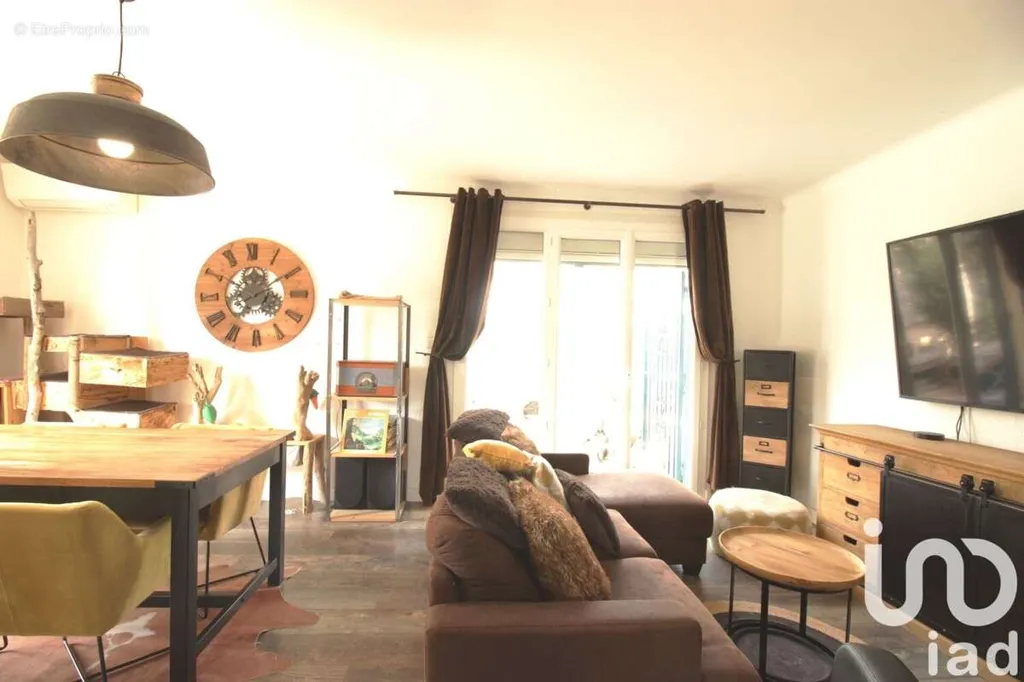 Living Room - House with Pool and Balcony in Saint-Cyprien