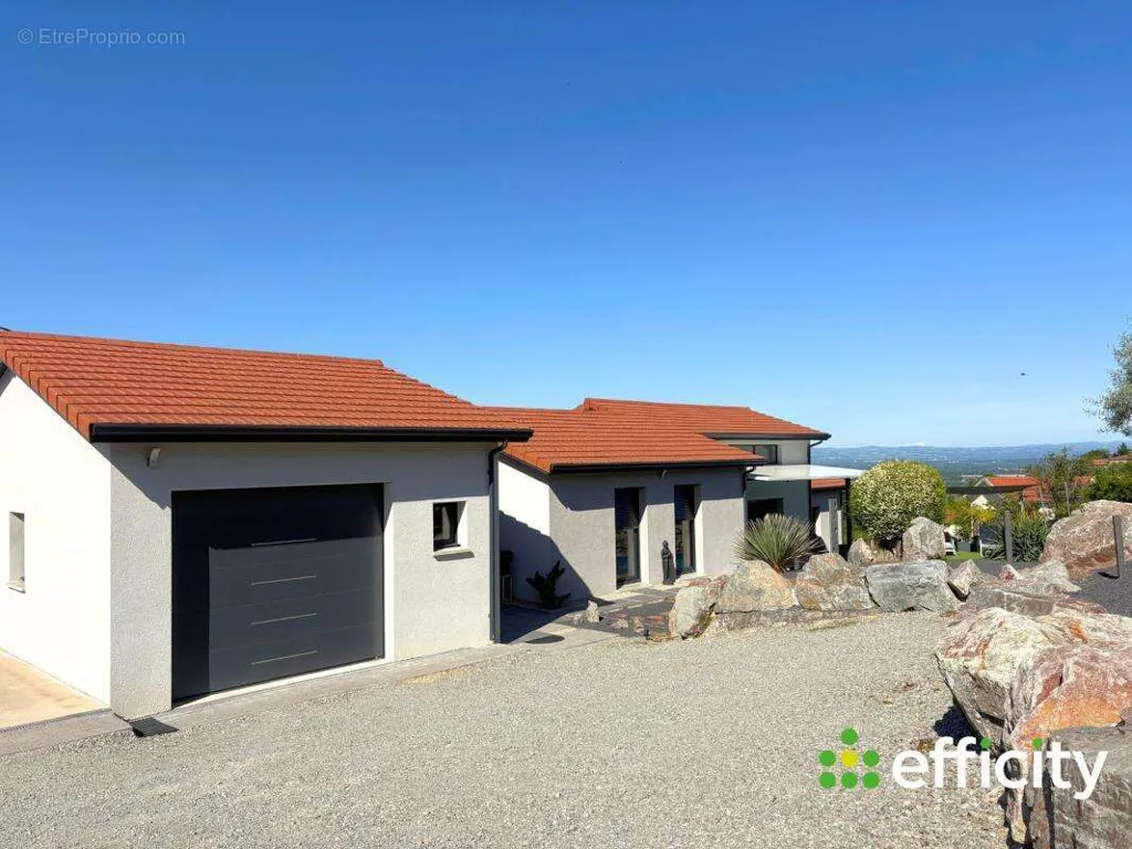 Extérieur - Villa Contemporaine avec Piscine à Montbrison