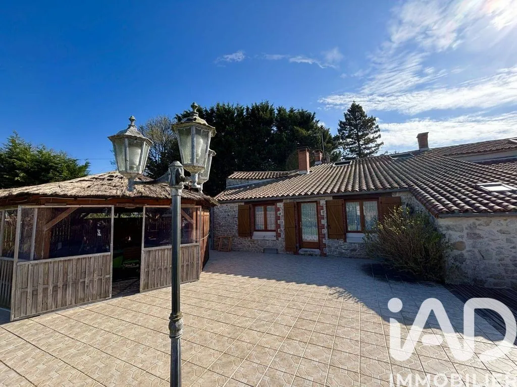 Terrasse - Villa Luxueuse avec Piscine à Aizenay