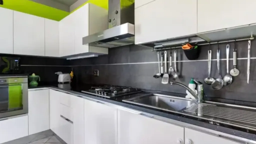 Köök - Modern Apartment with Private Garden in Vezza d'Alba