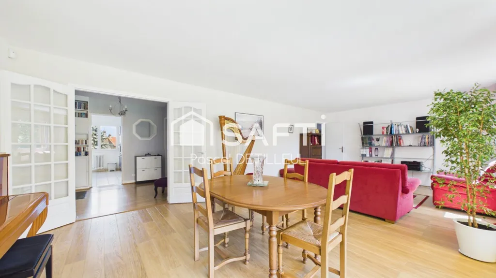 Söögituba - Spacious 7-Piece Apartment with Balcony in Garches