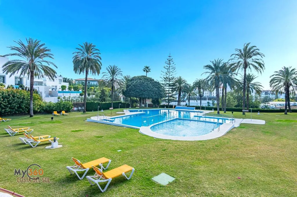 Piscine - Apartment with Pool in Nueva Andalucía