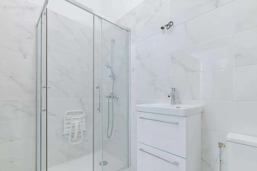 Bathrooms - Modern Apartment with Garden in Orly