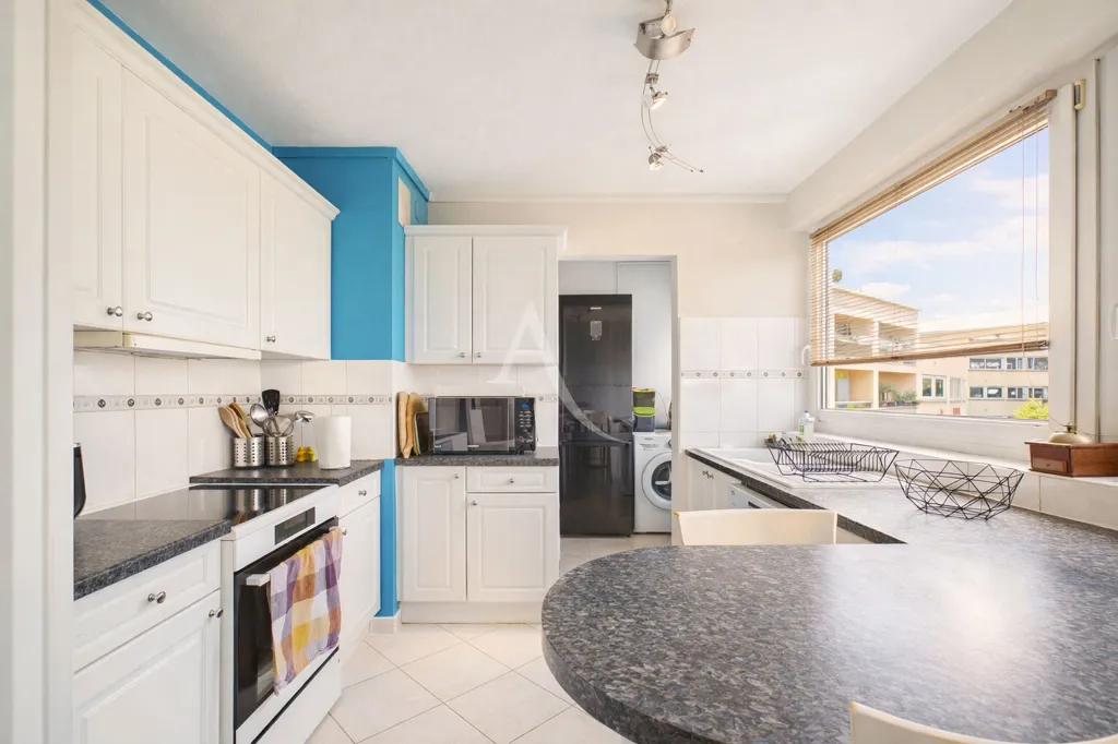 Köök - Apartment with Balcony in Créteil