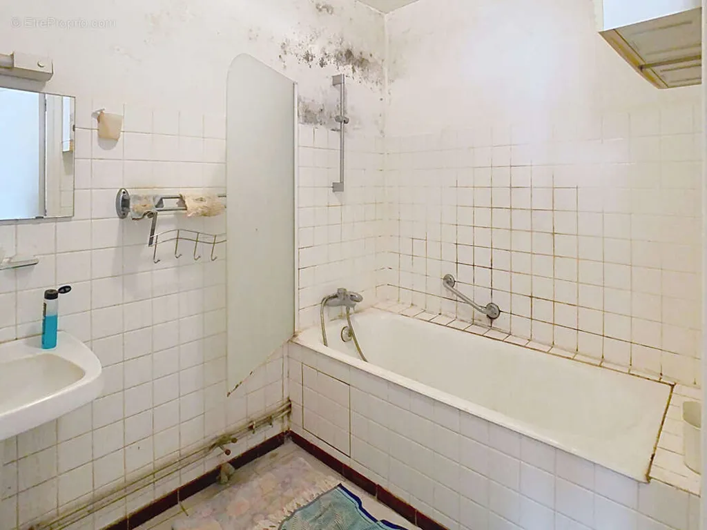Salles de bain - Maison de Ville avec Deux Appartements à Pont-de-Vaux