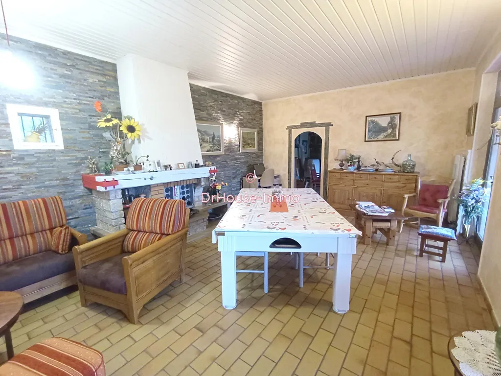 Salle à manger - Maison Indépendante avec Grand Terrain à Proximité