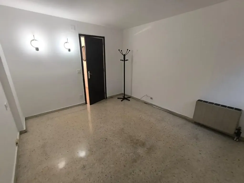 Rooms - Semi-Renovated Flat with Balcony in Via Sant Ignasi
