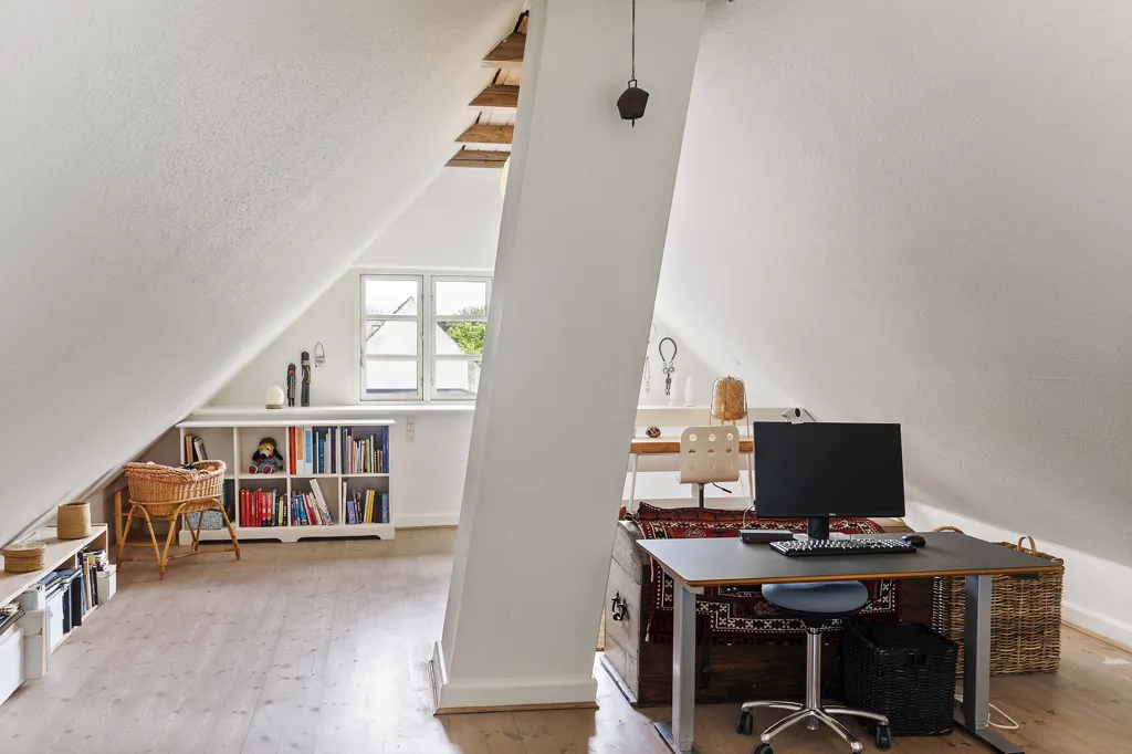 Bureau - Historic Villa with Garden in Svejstrup