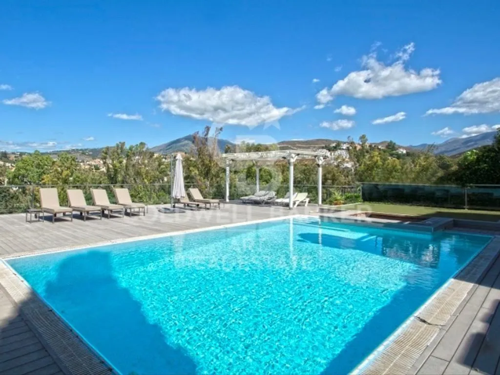 Piscine - Luxury Villa with Golf Course Views in Marbella