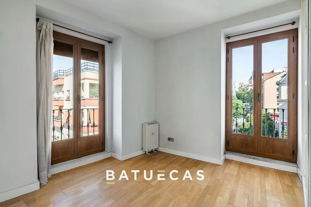 Chambres - Apartment with Balcony in Embajadores, Madrid