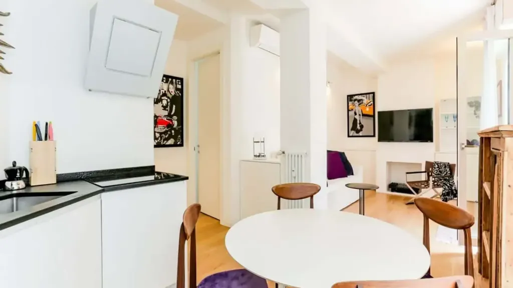 Söögituba - Modern Studio with Balcony in Milan