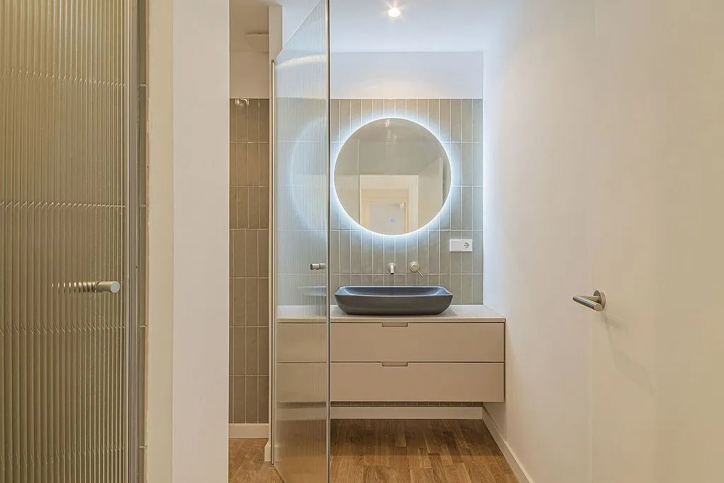Bagni - Modern Flat with City Views in Ciutat Vella, Barcelona