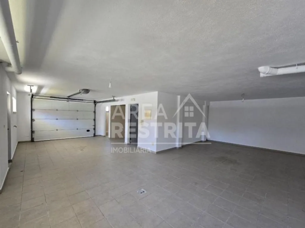 Garage - Luxury Detached House with Garden in Almada