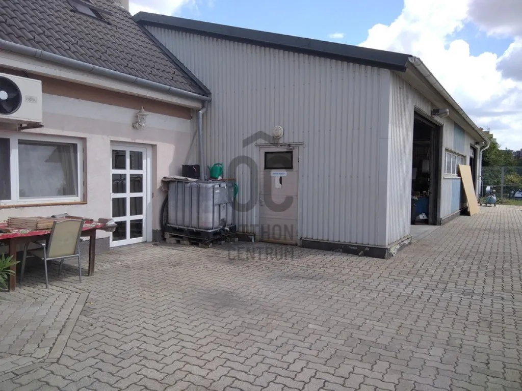 Aed - Multi-Generational House with Workshop in Székesfehérvár