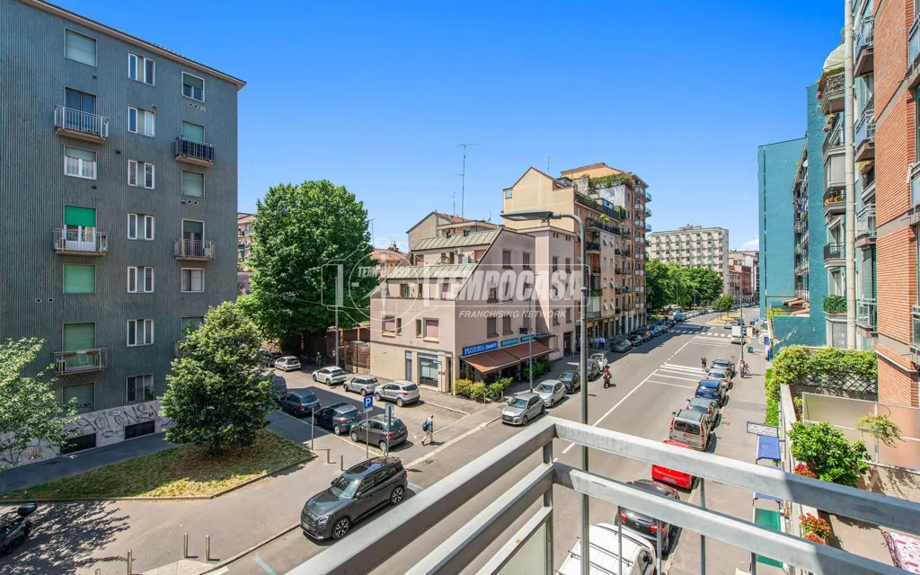 Rõdu - Modern Trilocale with Balconies in Milan