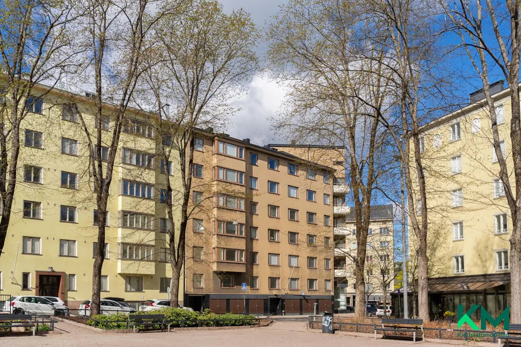 Garden - Upper Floor Apartment with Park View in Töölö