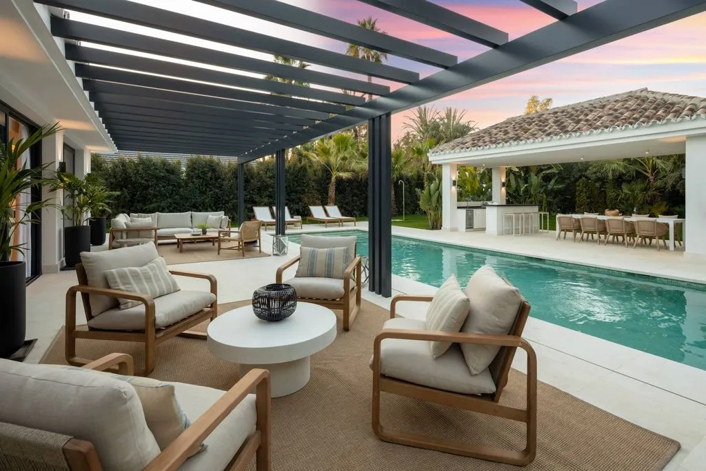 Terrass - Contemporary Villa with Pool in Nueva Andalucia