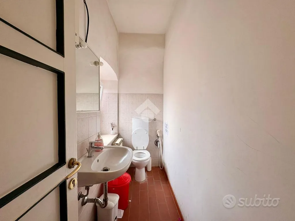 Salles de bain - Bright Storage Unit in Badia a Ripoli, Florence
