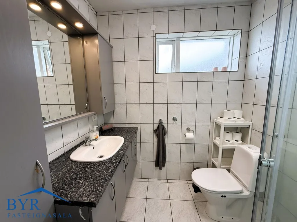Salles de bain - Appartement 5 pièces à Neskaupstaður
