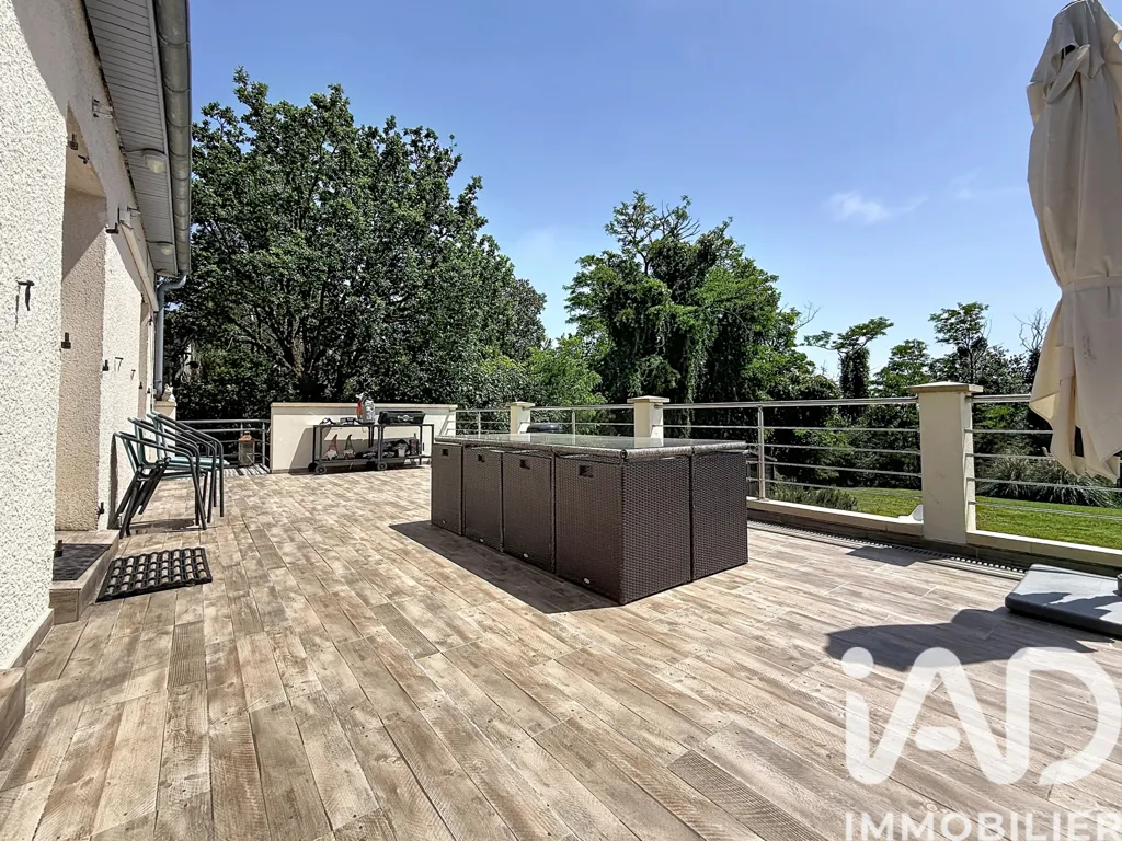 Terrasse - Maison d'Architecte avec Piscine à Linas