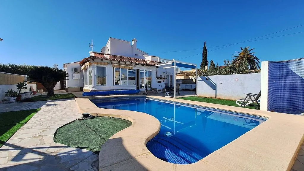 Piscine - Chalet with Pool and Terrace in Els Poblets