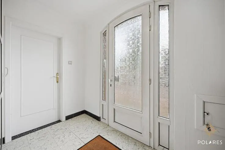 House with Separate Ground Floor Unit in Centre