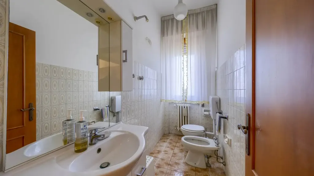 Bathrooms - Villa with Private Garden in Signa