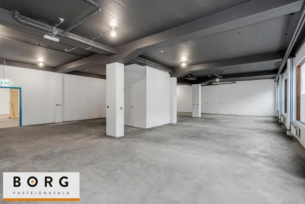 Rooms - Retail Space with Warehouse in Reykjavik
