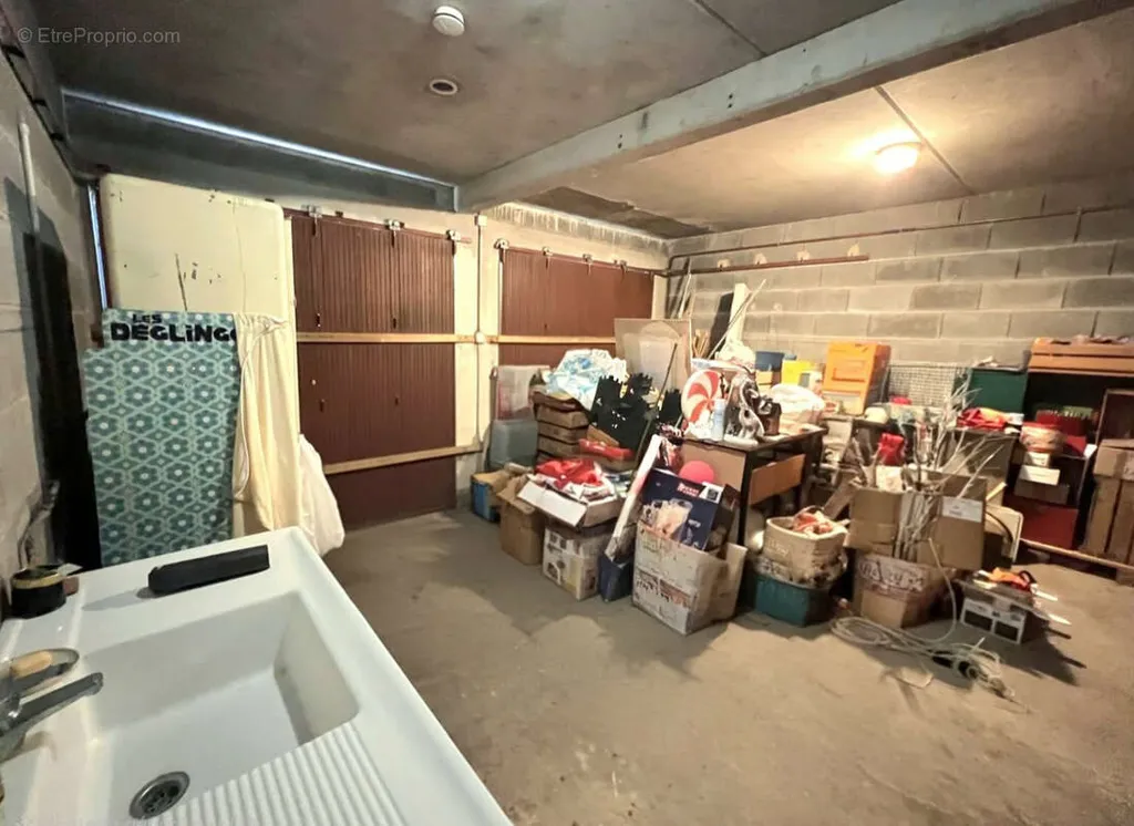 Garaaž - Commercial Space with Private Garden in Morlaàs