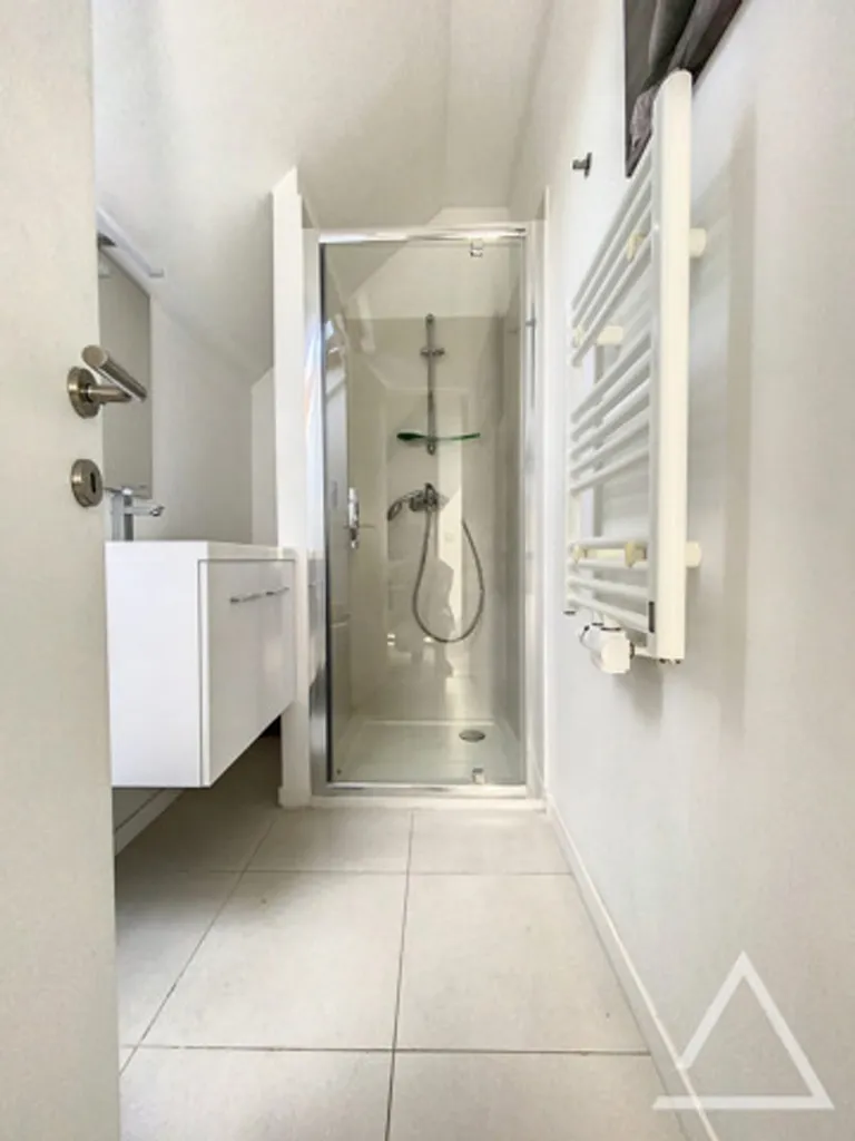 Salles de bain - Maison avec Jardin et Garage dans un Cul-de-Sac Vert