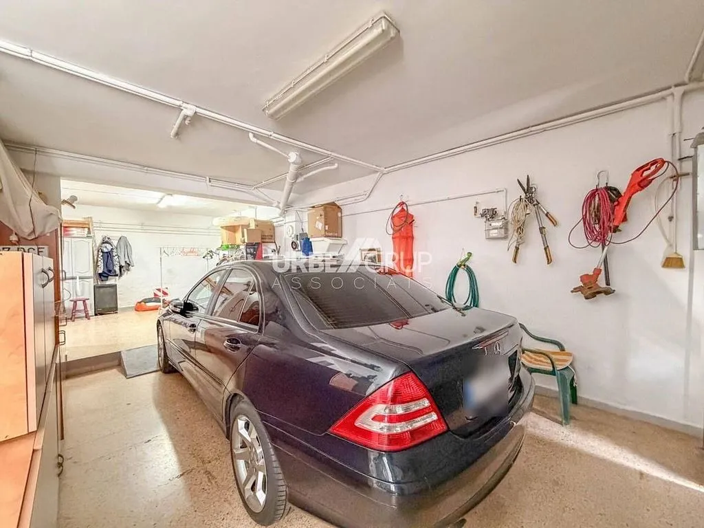 Garage - Luxury House with Pool in Castellbisbal