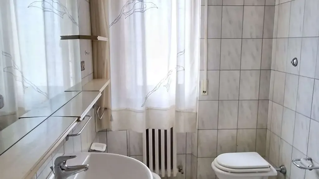 Salles de bain - Apartment with Triple Exposure in Bocconi, Ancona