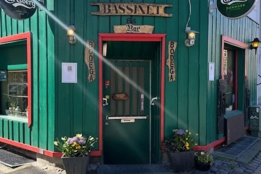 Välivaade - Classical Bodega with Corner Location in Østerbro