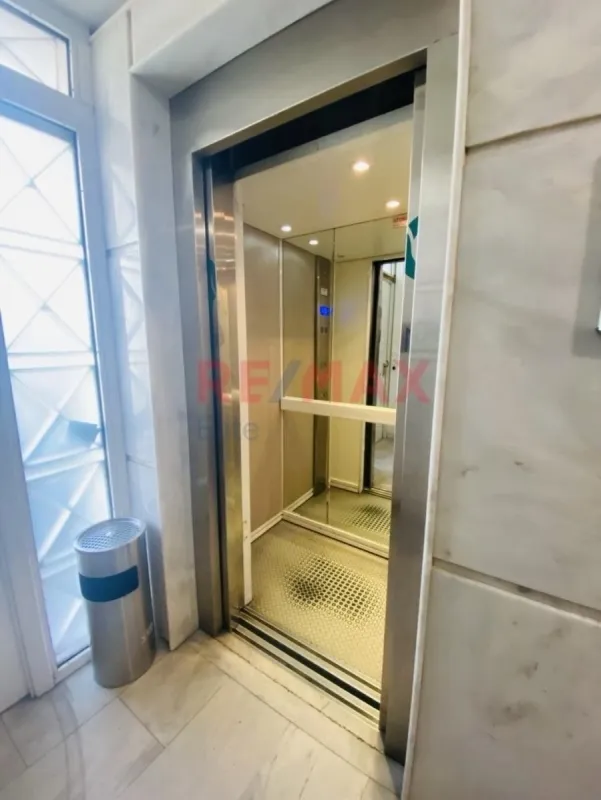 Entrée - Office Space with Corner View in Kallithea
