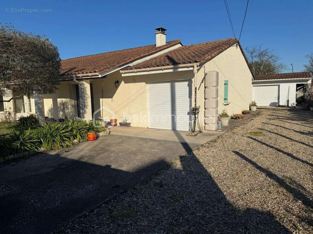 Esterno - Contemporary House with Garden in Coutras Centre