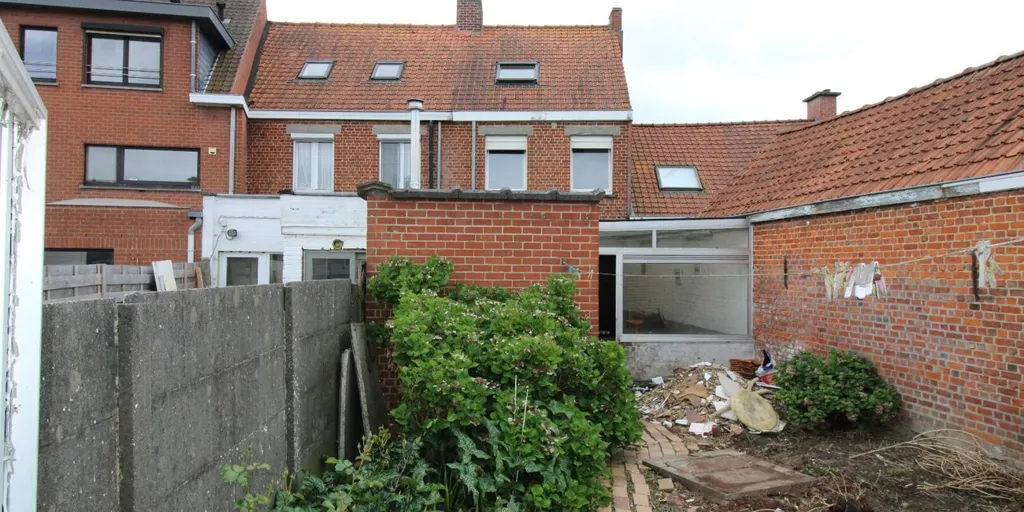 Aed - Renovatable House with Garden in Izegem